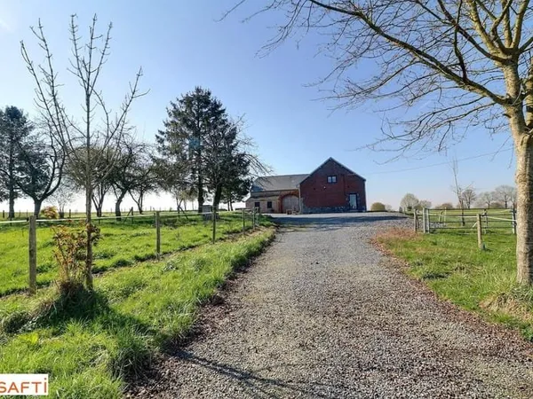 Magnifique rénovation pour cette ferme avec sa grange et ses dépendances dans un environnement excep