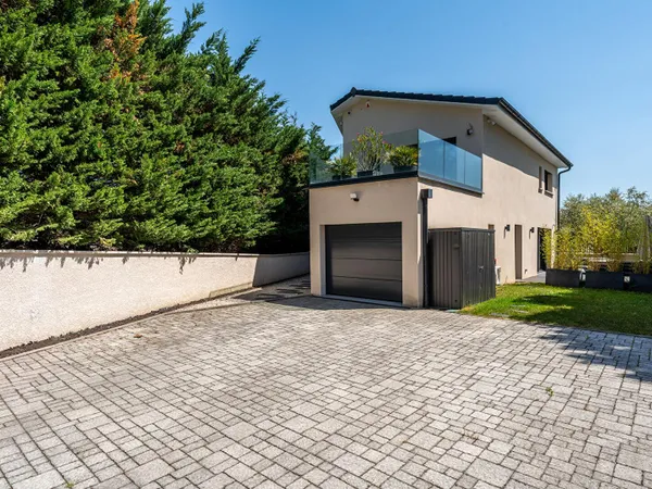 Maison contemporaine lumineuse avec piscine