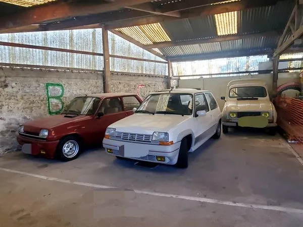 Place de parking 40 m2 fermée et couverte idéal pour collectionneur