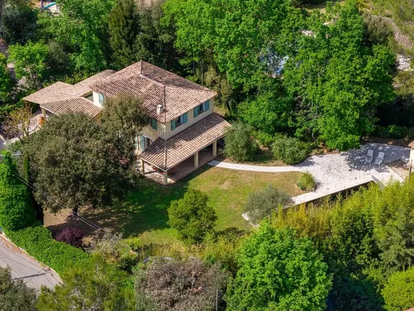 CO-EXCLUSIVITÉ - VALBONNE - VILLA FAMILIALE - ENVIRONNEMENT CALME - PROCHE ÉCOLES INTERNATIONALES & 