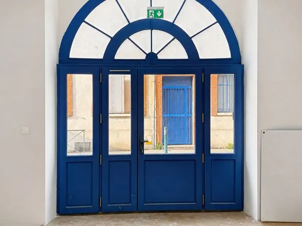 Face au Palais de Justice — Cabinet 42 m² rénové, entrée indépendante sur rue, direct propriétaire