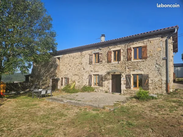 Corps de ferme avec vue exceptionnelle - 114m2 habitables, 150m2 de dépendance à rénover, 2000m2 de 