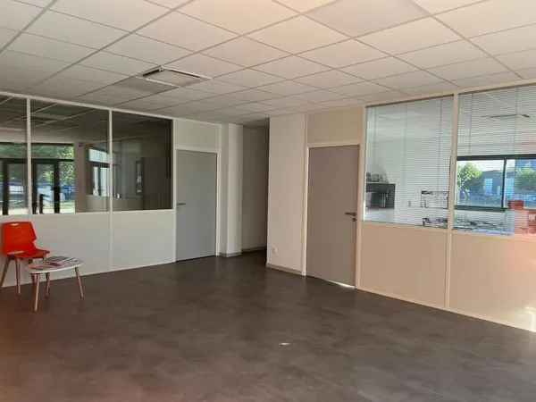Bureau et espace de travail Location Saint-Pierre-des-Corps  287m² 3105€