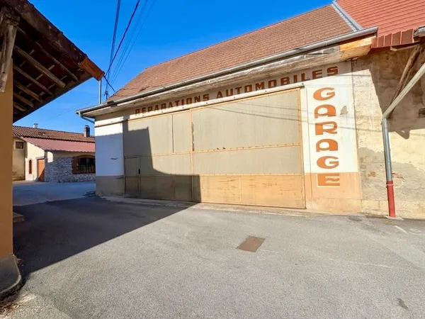 Imposant garage implanté entre Saint Amour et Louhans à proximité des accès autoroutiers