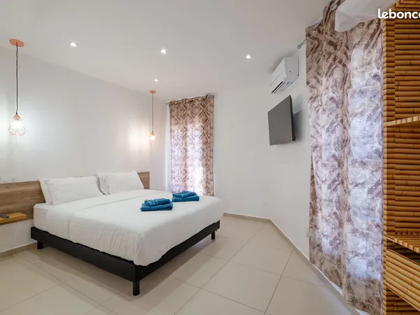 F2 meublé 45 m² comme nef - Fréjus centre-ville - climatisé
