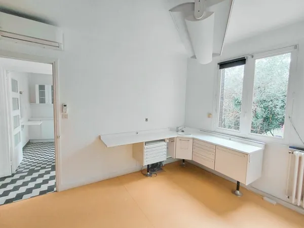 ST ETIENNE DE FONTBELLON - LOCAL PROFESSIONEL 80m2