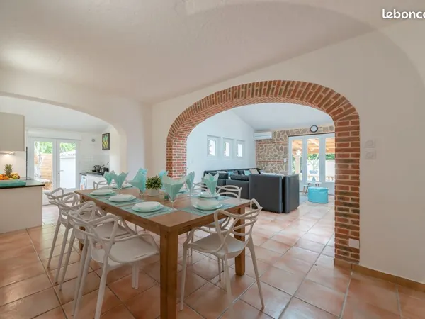 Villa à louer avec jardin et piscine
