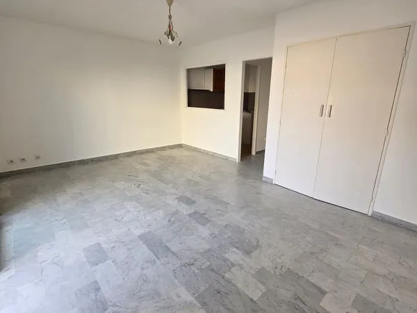 Vallauris, Charmant studio vide repeint 26.83m² 1er ét. Expo Est, Cave + Parking
