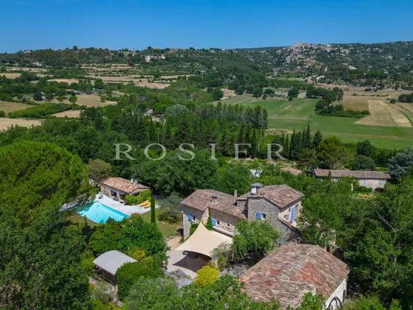 Propriété d'agrément avec piscine et dépendances à quelques minutes de Gordes