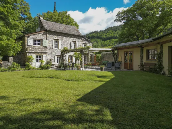 FLORAC-TROIS-RIVIÈRES - PROPRIÉTÉ ATYPIQUE SUR 5355M2 DE PAR