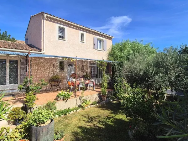 Vends maison - 140 m² - 7 pièces, 4 chambres - Saint-Rémy-de-Provence 13210