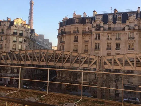 Apparemment vue Tour Eiffel avec cave et parking