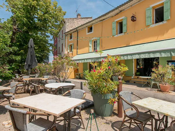 À 10 minutes de Forcalquier, un hôtel-restaurant de caractère où la vie prend tout son sens
