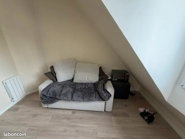 Pièce de service chambre rénovée et meublée