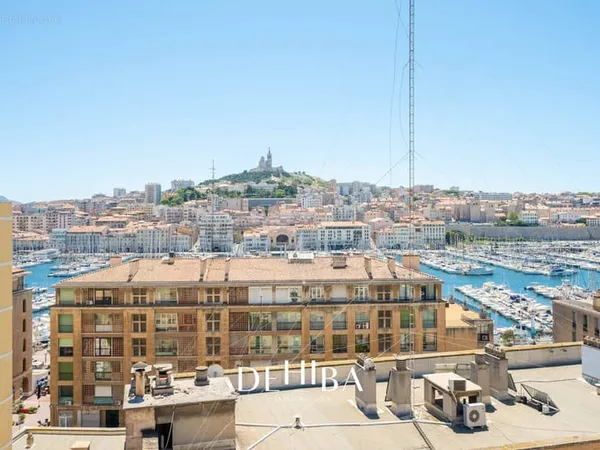 Panorama d'exception pour ce dernier etage avec loggia vue vieux port et notre dame