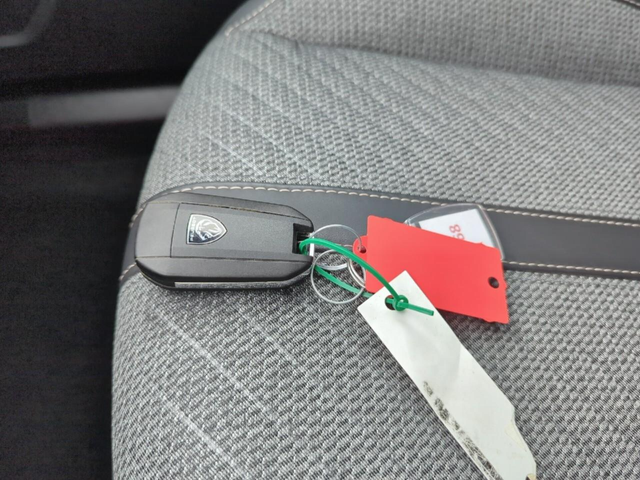 Peugeot 2008 hybrid 145 ch e-dcs6 allure — photo 28