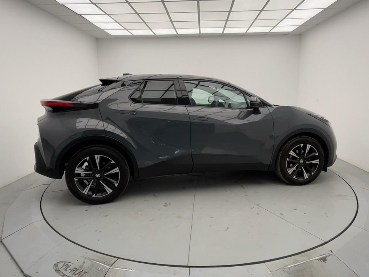 Toyota C-Hr hybride 140 design — photo 6