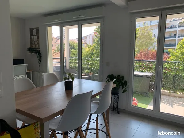 Location T2 meublé 53 m² • Balcon 11 m² • Métro Gare de Vaise à 5 min