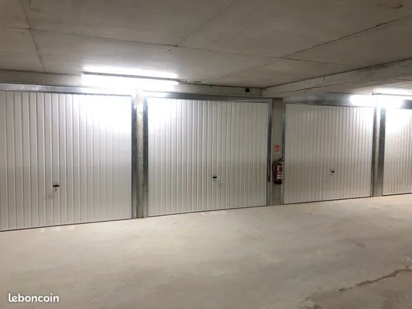 Grand box 28m2 stockage stationnement sous sol