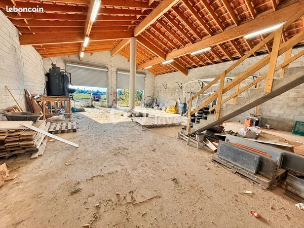 Local 3 pièces 210 m²