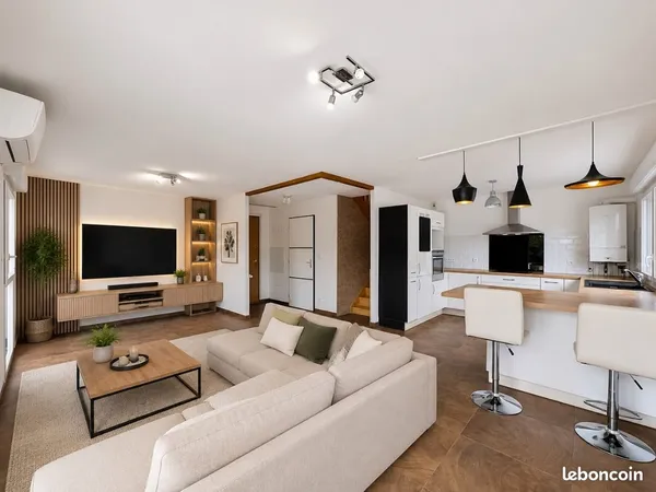 Vente maison entièrement climatisée avec grand jardin et garage fermé