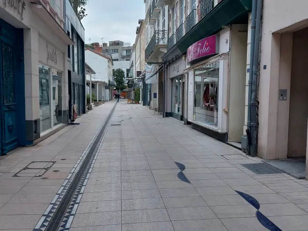 Commerce coeur de ville à Vichy idéalement placé.