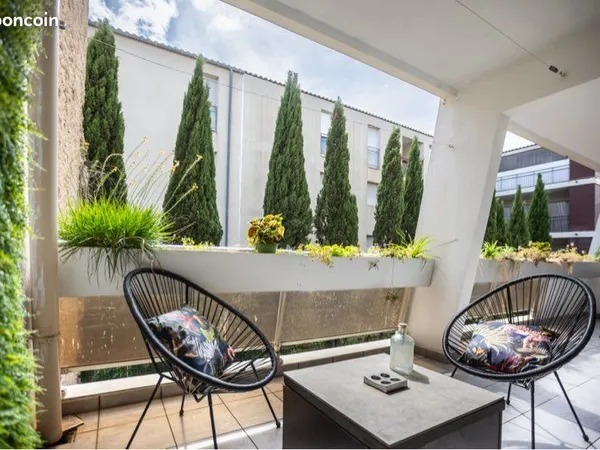 Appart 2 pièces, terrasse, parking et box au centre-ville)