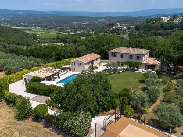 MÉNERBES - PROPRIÉTÉ D'EXCEPTION - 2 BÂTISSES - 9 CHAMBRES - PISCINE - SPA - PICKLE BALL - VUE LUBER