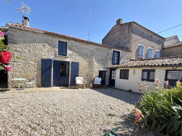 Charmante maison en pierre au coeur du village avec jardin et piscine hors-sol