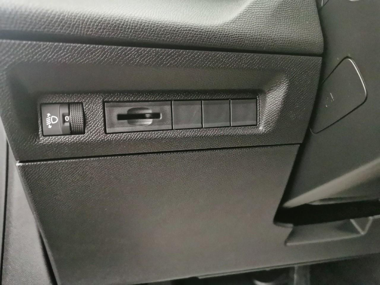 Peugeot 308 hybrid 145 e-dcs6 allure — photo 18