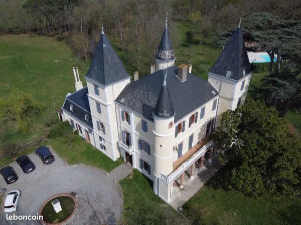 Château 600m2 dépendance et 3,4 ha