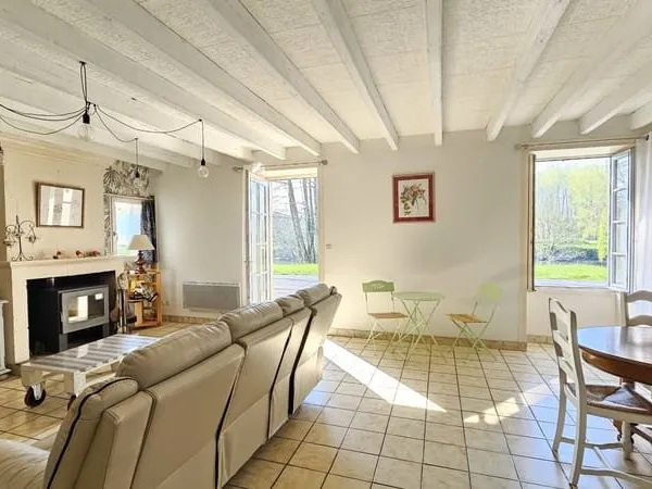 Maison en pierre de caractère en bord de Sèvre Niortaise