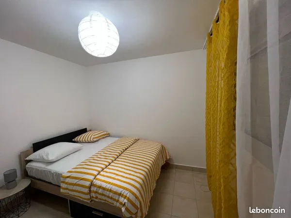 Chambre meublée disponible en colocation 470 Cc