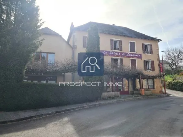 Ensemble immobilier à Lassouts