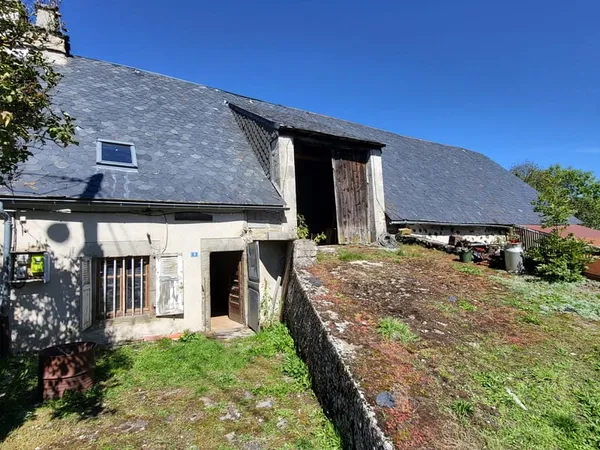 Maison mitoyenne avec grange et étable.