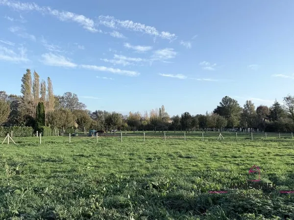 TERRAINS À BÂTIR DE 623 À 1 240 m²
