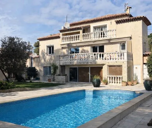 Propriété 9 pièces 300 m²