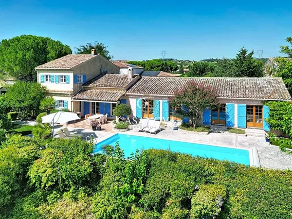 Maison de caractère de 255 m² avec piscine et 7 chambres à 20 minutes de Pézenas