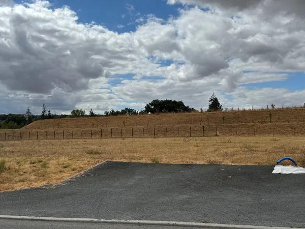 Terrain 614 m²