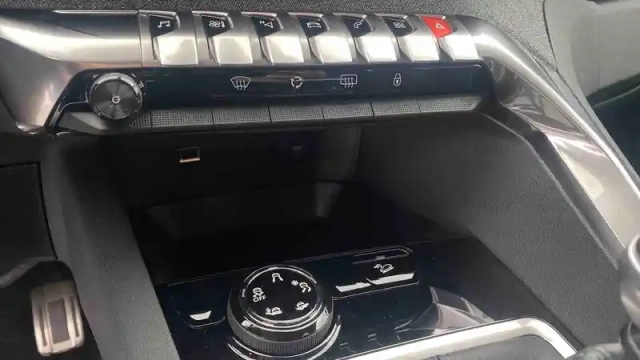 Peugeot 3008 1.2 puretech 130ch s&amp;s bvm6 — photo 22