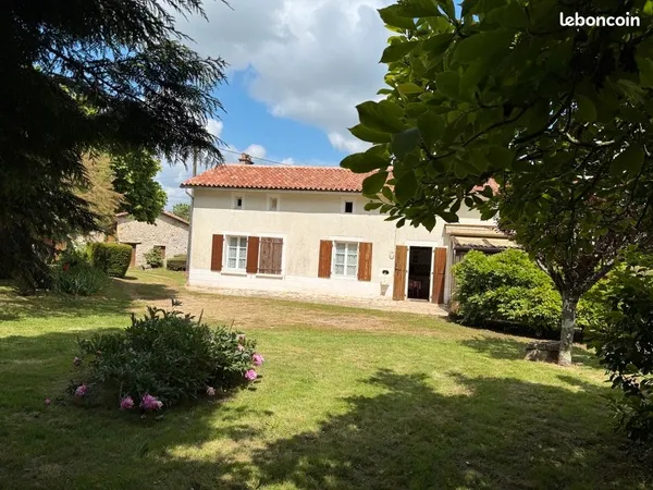 Le charme.....Maison dans un écrin de verdure