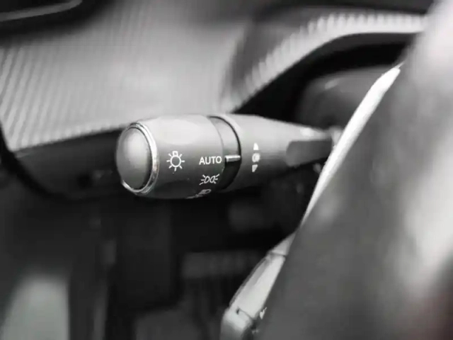 Peugeot 208 puretech 100 s&amp;s eat8 allure — photo 18