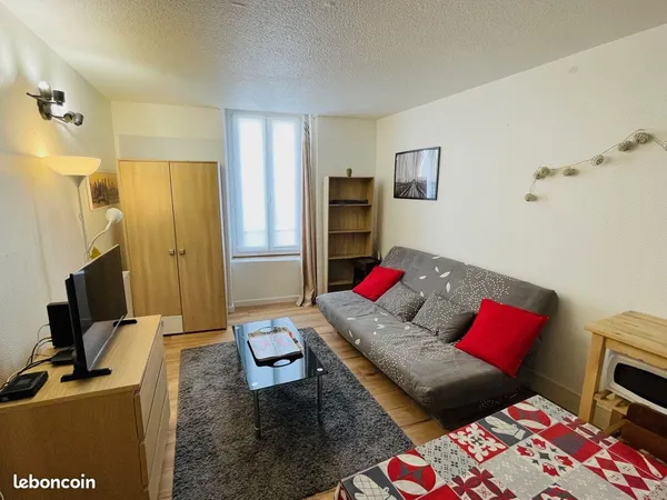 Riom centre - Studio meublé, charges incluses, avec accès au jardin commun