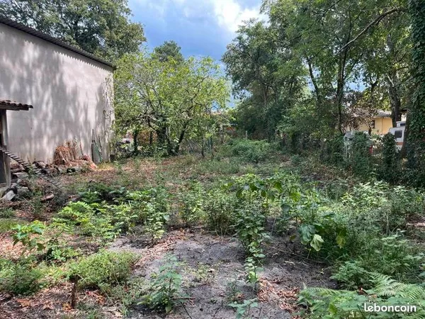 Terrain 741 m² Salles