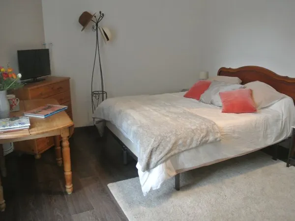 Loue chambre chez l'habitant 16m², entrée indépendante, salle de bain et WC privatifs -Gond-Pontouvr