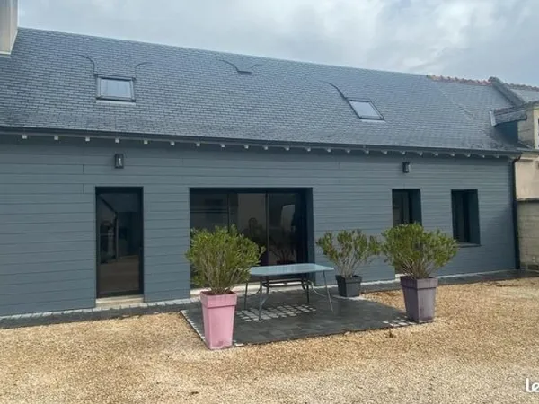 Maison en pierre avec grande dependance