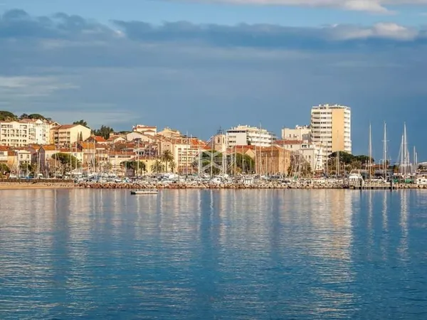 A VENDRE - DROIT AU BAIL - SAINTE-MAXIME