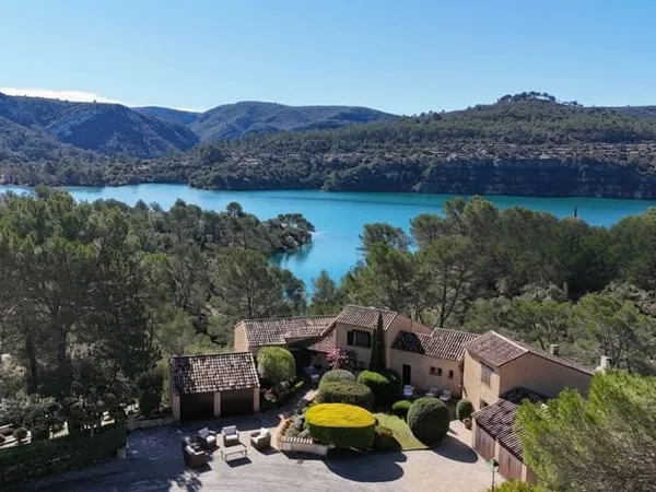Ensemble immobilier 279 m² en bordure du Lac