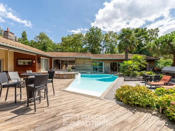 Maison de plain-pied avec jardin arboré et piscine au coeur de Limonest
