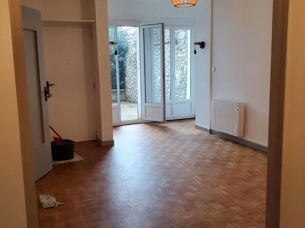 Appartement T3 de 47.2 m² - La Charité sur Loire avec cour partagée